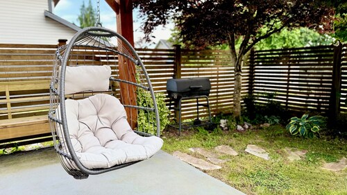 Modern 2BR/2BA Suite close to City, Sea and Ski Hills.