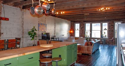 Charming 2-bedroom apartment in delightful Downtown Statesville with WiFi, AC.
