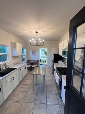 Micro-ondes, four, plaque de cuisson