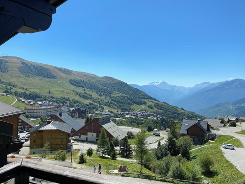 Plein sud, grande pièce de vie, vue montagne et parking couvert privé