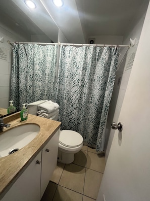 Sèche-cheveux, serviettes fournies, savon, papier toilette