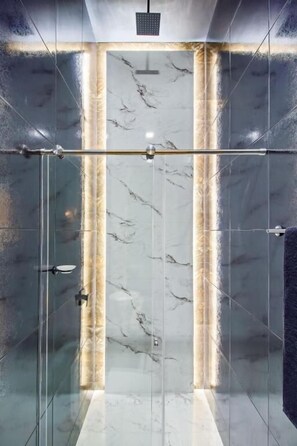 Dusche, Haartrockner, Handtücher, Seife
