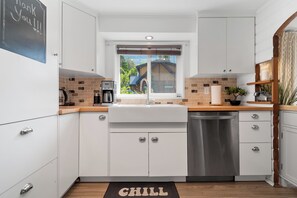 Mikrobølgeovn, ovn, kokeplater og oppvaskmaskin