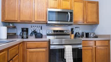 Lemari es, microwave, oven, dan kompor