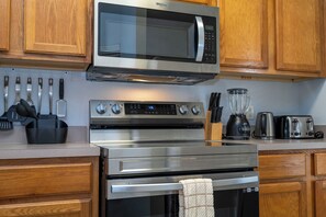 Køleskab, mikrobølgeovn, ovn, kogeplade