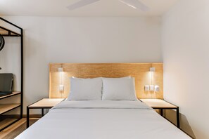 Escritorio y espacio para trabajar con laptop