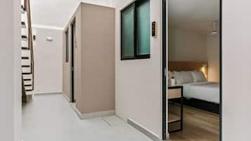 Basic-lejlighed - udsigt til gårdsplads | Skrivebord, arbejdsområde til bærbare computere, strygejern/strygebræt