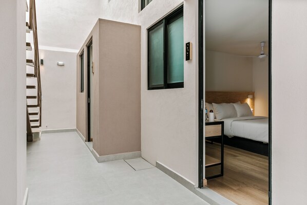 Appartement, vue cour intérieure | Bureau, espace de travail pour ordinateur portable