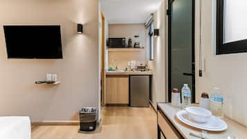 Basic Apartment, Courtyard View | Desk, laptop workspace, iron/ironing board, free WiFi
