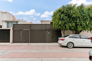 Vista frontal de la propiedad