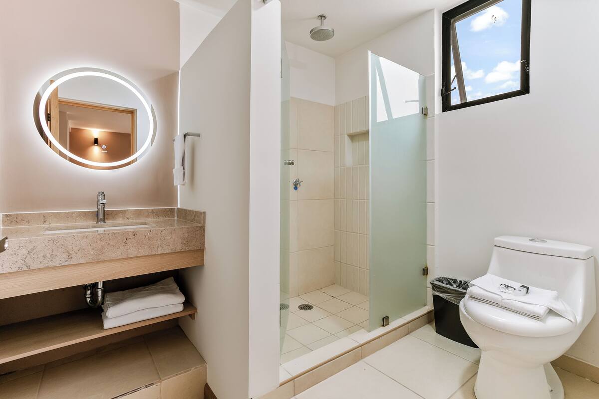 Comfort Apartment | Bathroom | Shower, hair dryer, towels, soap