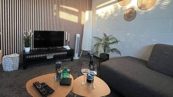 Een smart-tv, boeken en een filmbibliotheek