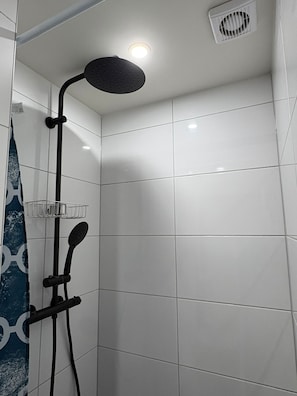 Dusche, Haartrockner, Handtücher, Toilettenpapier