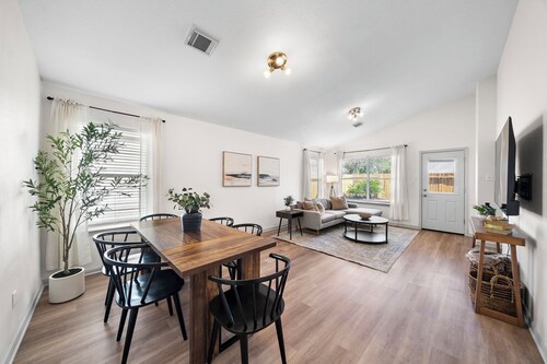 Charming 3-bedroom house with fast WiFi and AC in fabulous Spring