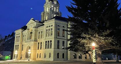 Charming Vintage Retreat in the Heart of Anaconda.