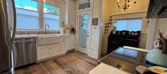 Charming Vintage Retreat in the Heart of Anaconda.