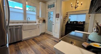 Charming Vintage Retreat in the Heart of Anaconda.