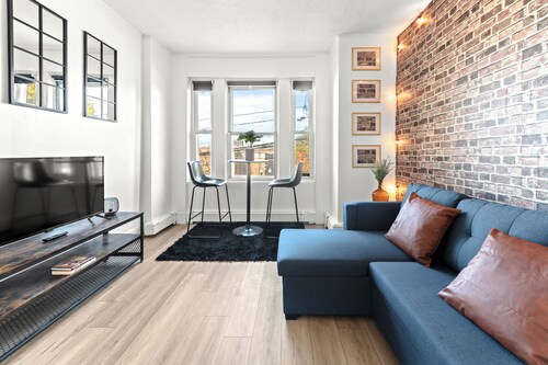 Oasis on the Hudson River: NYC Views & Vibes, Charming 2 Bedroom with Wifi