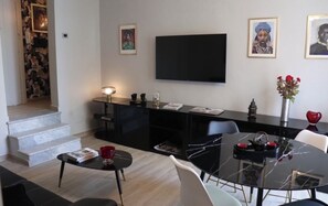 Luxury Apartment, City View | Living area | TV - Calefati Gallery Luxury Apartment  (Bari)