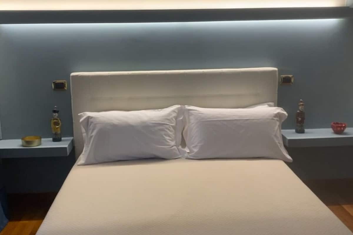 Ein modernes Schlafzimmer mit einem großen Bett, einem Nachttisch und einem Beistelltisch.
