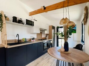 Fridge, microwave, oven, dishwasher - Small house by the water with canoe/kayak (Saint-Omer)