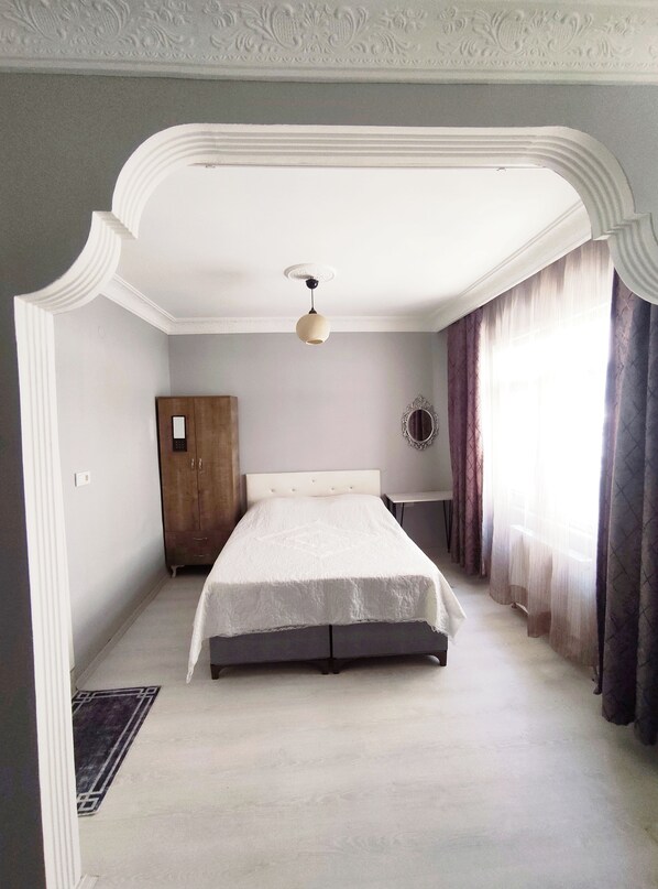 1 dormitorio, tabla de planchar con plancha, wifi y ropa de cama