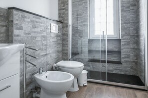Shower, hair dryer, bidet, towels - Genoa Host - A Window to the Sea (Genova)