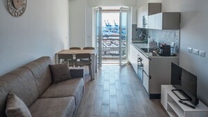 Een modern appartement met woonkamer, eetgedeelte en keuken.