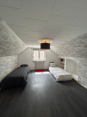 3 slaapkamers, een strijkplank/strijkijzer, beddengoed