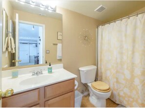 Hair dryer, towels, soap, toilet paper - Cozy Desert Condo with Office in Phoenix/Anthem (Phoenix)