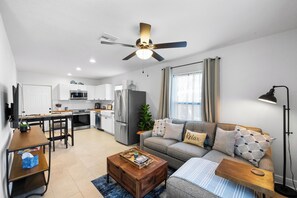 Smart TV, books - Charming 1-bedroom Cottage - Close to Downtown/Sponge Docks/Beaches/Trails (Tarpon Springs)