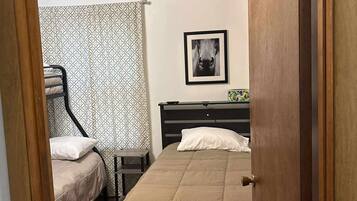 Fer et planche Ă  repasser, lit parapluie, Wi-Fi gratuit, draps fournis