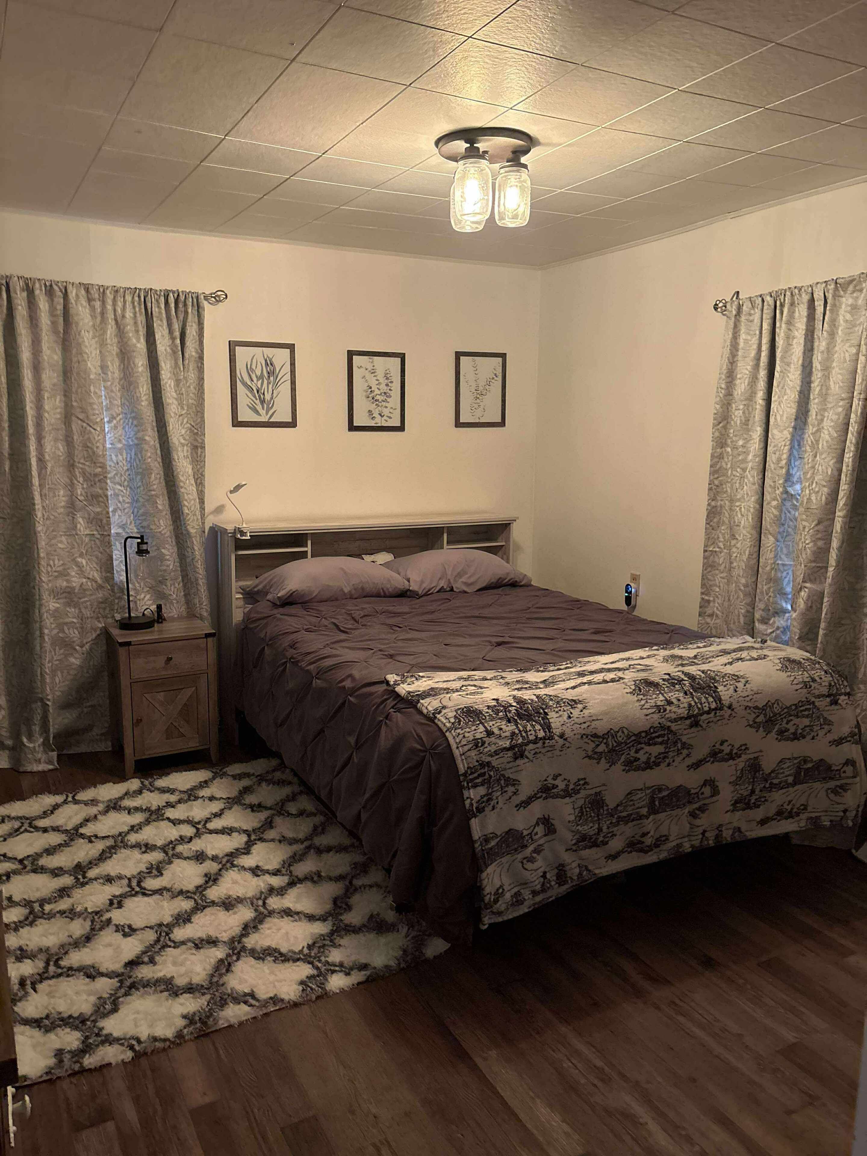 2 chambres, fer et planche à repasser, lit de bébé portatif