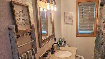 SĂšche-cheveux, serviettes fournies, savon, shampoing