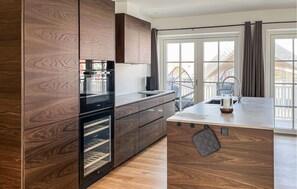 Kylskåp, diskmaskin och kaffe- och tebryggare