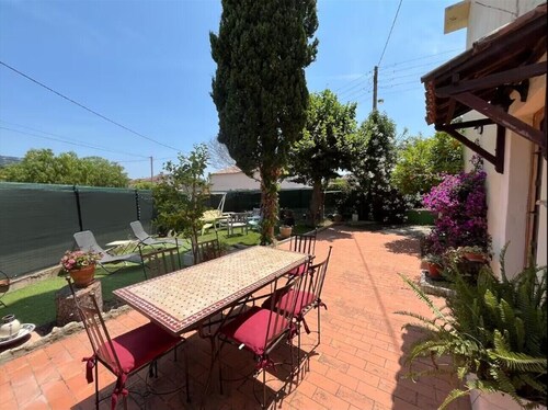 3bedroom apartment, private garden, free parking, EV charger, AC, wifi, quiet.