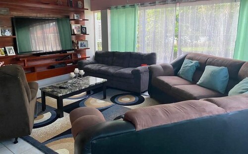 Charming 2-bedroom house with WiFi, AC in beautiful Belmopan