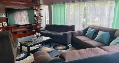 Charming 2-bedroom house with WiFi, AC in beautiful Belmopan