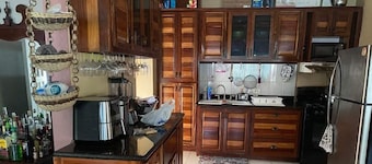Charming 2-bedroom house with WiFi, AC in beautiful Belmopan