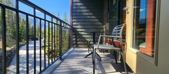 1150 sq ft to call your own - no stairs, sleeps 8, serene yet quick to Banff!