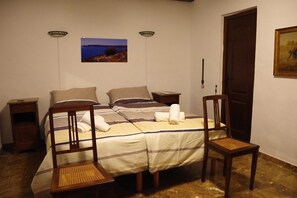2 dormitoris, planxa i posts de planxar i un bressol de viatge