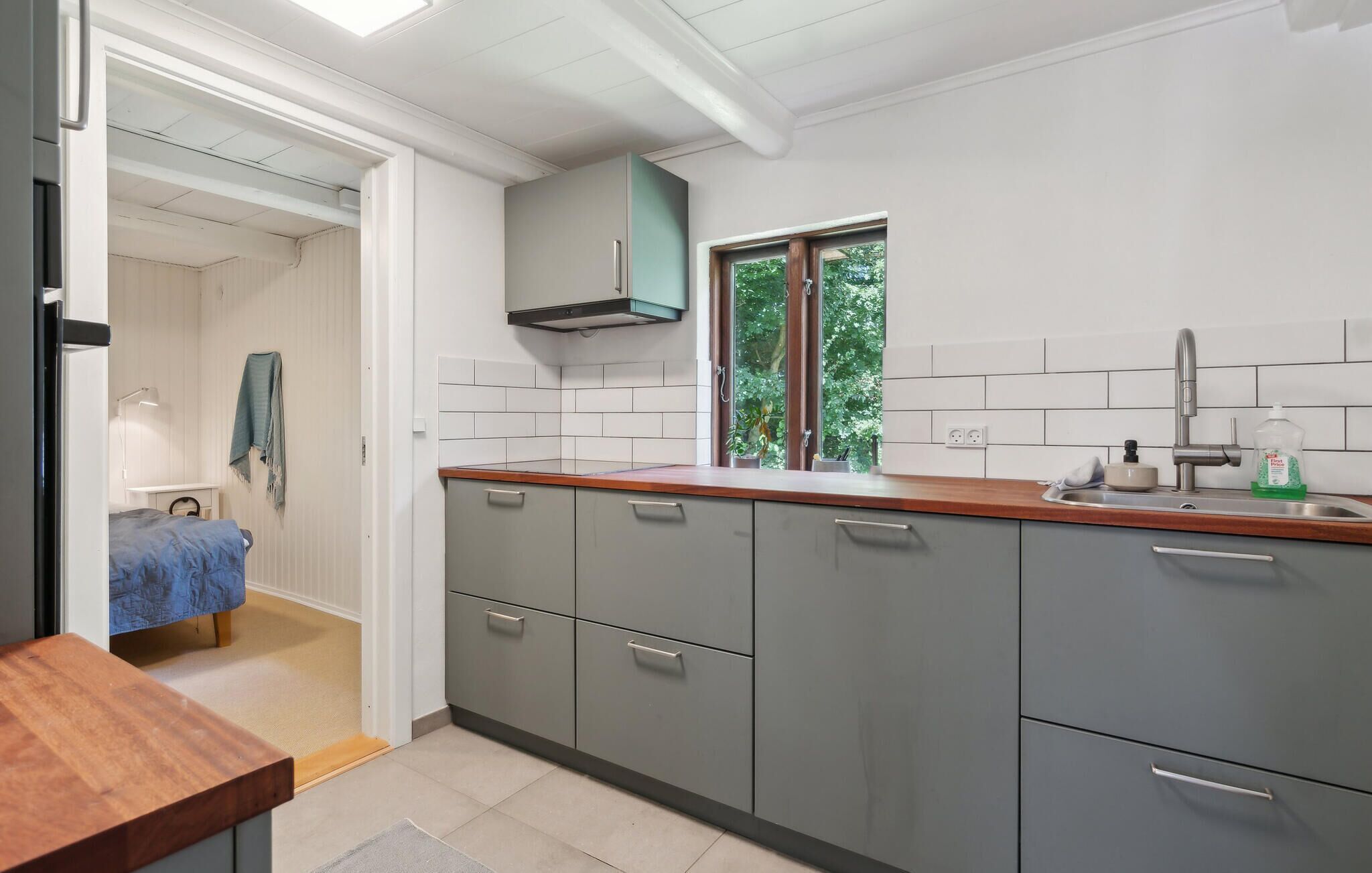 Refrigerador, parrilla de estufa, lavavajillas y cafetera y tetera 