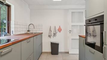 Réfrigérateur, plaque de cuisson, lave-vaisselle, cafetière/bouilloire