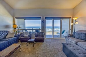 Smart TV, DVD player, books, video library - Large Oceanfront Views 2 Kings Bed 2 Bath Lg Spa Tub Romantic Nye Beach Getaway (Newport)