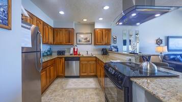 冰箱、微波炉、烤箱、炉灶