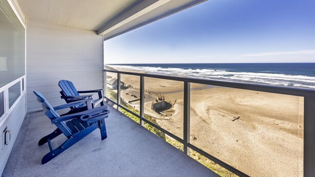 A balcony with a view of the beach and ocean. - Large Oceanfront Views 2 Kings Bed 2 Bath Lg Spa Tub Romantic Nye Beach Getaway (Newport)