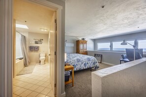 2 habitaciones, escritorio y tabla de planchar con plancha