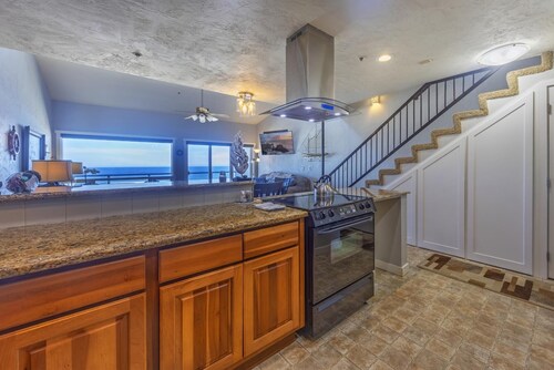 Oceanfront Condo: Panoramic Views, Jacuzzi, Romantic Nye Beach Getaway Newport