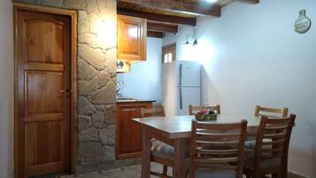 Casa de campo superior, vista al jardín | Área de sala de estar