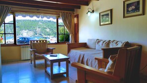 Casa de campo, vista al lago | Área de sala de estar